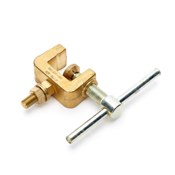 Grounding clamp for circuit breaker
